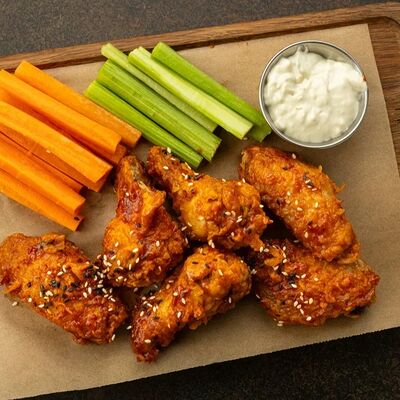 Куриные крылышки барбекю в Harat's Irish Pub по цене 690 ₽