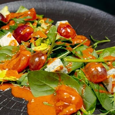 Салат с хурмой, голубым сыром и соусом из копченого винограда в Хочу и буду по цене 385 ₽