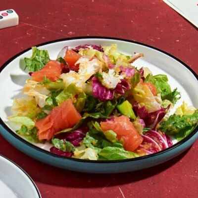 Салат с форелью и манговой заправкой в Чина по цене 680 ₽