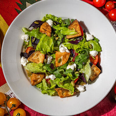 Салат из хрустящих баклажан с томатами мягким сыром в Хачапури по цене 530 ₽