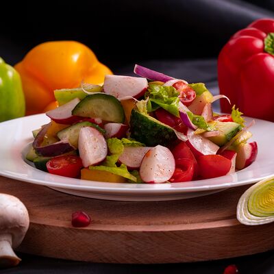 Салат овощной с редисом в Тесоро по цене 505 ₽