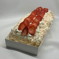 Меренговый рулет украшен клубникой в Allowberry