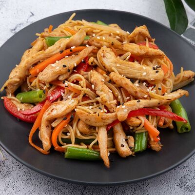 Лапша яичная с двойной курицей под соусом терияки в Суши Мастер по цене 309 ₽