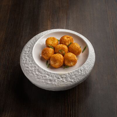 Горячие сырные шарики в Лепрекон по цене 380 ₽