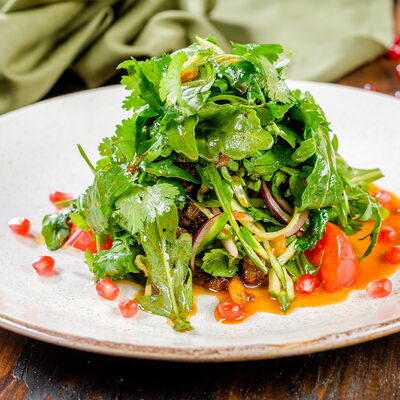 Теплый салат с ягнятиной или телятиной в Роял Палас по цене 710 ₽