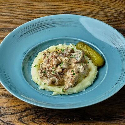 Бефстроганов из курицы и микса грибов с картофельным пюре в BARak O’Mama по цене 490 ₽