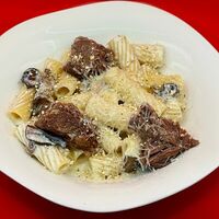 Сливочная паста с томленой говядиной и грибами в Duo Pizza & Wine