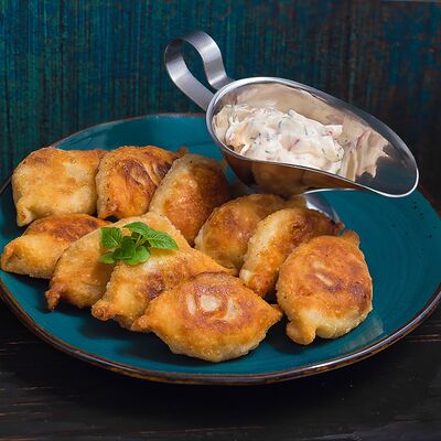 Пирожки с капустой и соусом тартар в Длинный нос по цене 400 ₽