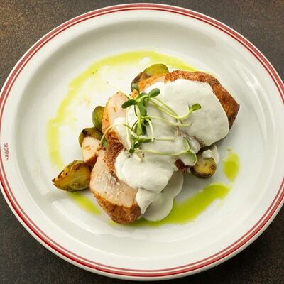 Куриная грудка с брюссельской капустой в Harat's Irish Pub по цене 890 ₽