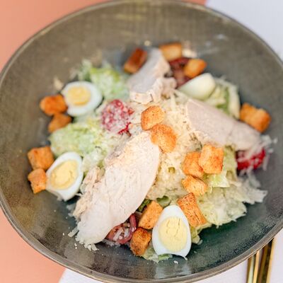 Цезарь с курицей в Wow Tortik по цене 660 ₽