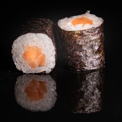 Хосомаки с лососем в Sushiland по цене 349 ₽