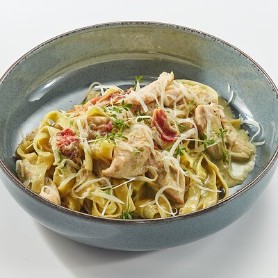 Паста Тальятелле с цыпленком в Room-cafe по цене 590 ₽