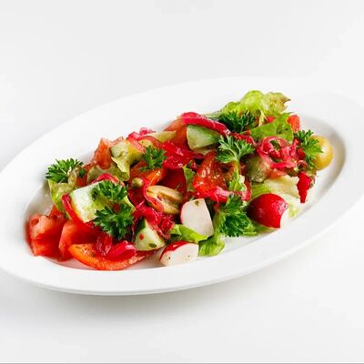 Салат с овощами, оливками, каперсами и ароматным маслом в Гости по цене 390 ₽