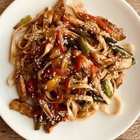 Удон с морепродуктами и овощами в кисло-сладком соусе в Арими