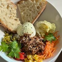 Боул с томленой говядиной в Camon Cafe