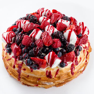 Блинный торт с ягодами и маршмеллоу в Udcкафе Upside Down Cake по цене 8880 ₽