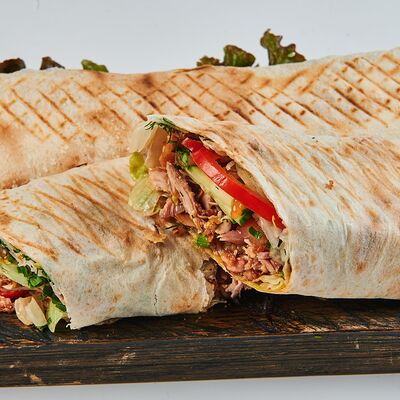 Шаурма с курицей стандартный в Шашлычный мир по цене 400 ₽