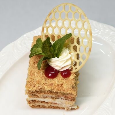 Медовик с кремом из ряженки и белого шоколада в Мёд и Масло по цене 464 ₽