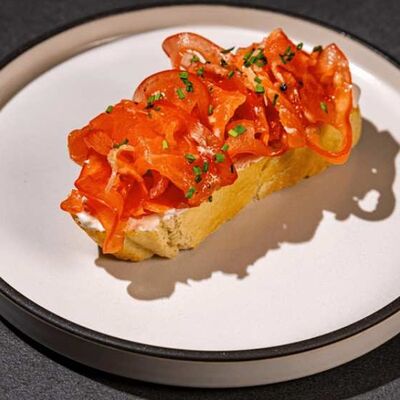 Брускетта с лососемв Cherish по цене 660 ₽