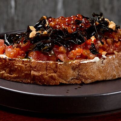 Бутер с тунцом, маринованными водорослями и красной икрой в Chester по цене 490 ₽