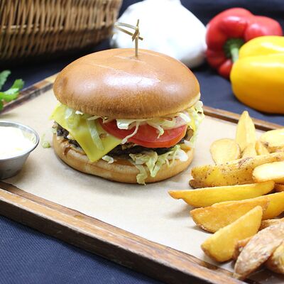 Бургер с куриными наггетсами и картофелем фри в Кафе Хинкальная по цене 510 ₽