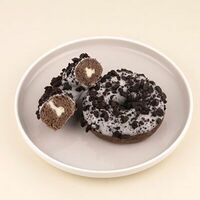 Донат c ванильной начинкой и кусочками печенья в Пекарня Буханка