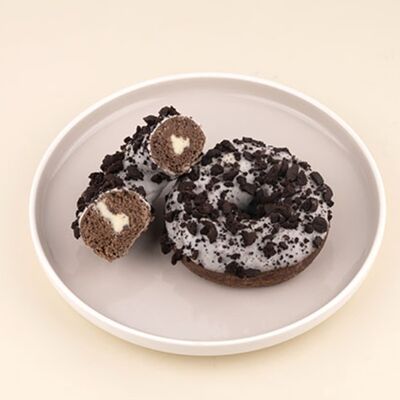 Донат c ванильной начинкой и кусочками печенья в Пекарня Буханка по цене 175 ₽