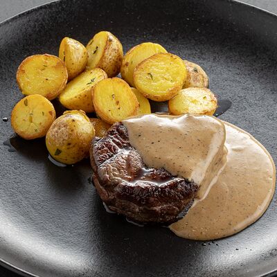 Стейк из мраморной говяжьей вырезки с жареным картофелем и соусом сливочный блэк пеппер в Jager Meet to Eat по цене 2280 ₽
