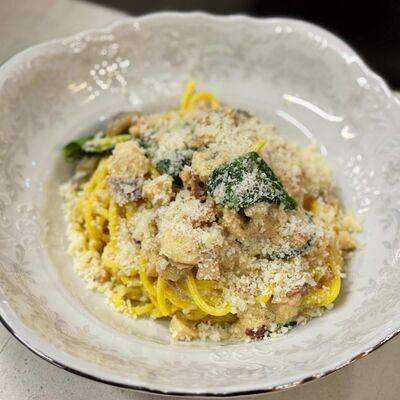 Спагетти с цыпленком, беконом и грибамив Pioners по цене 820 ₽