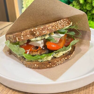 Сэндвич с печёными овощами в Кофестория по цене 480 ₽