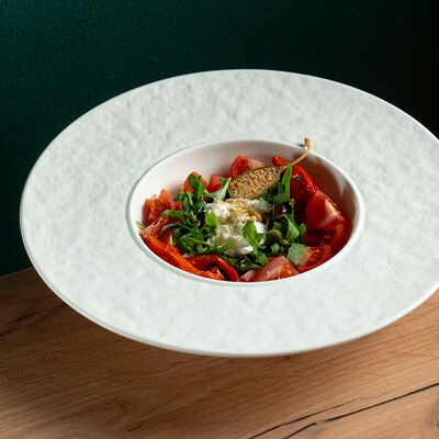 Салат со страчателлой в Balcon Day & Night по цене 590 ₽