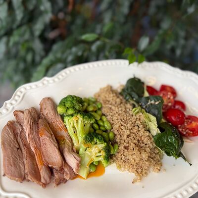 Баланс завтрак с киноа, индейкой, брокколи, бобами эдамамэ в Pellegrino по цене 795 ₽