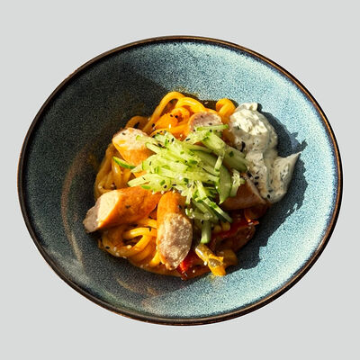 Лагман с куриными колбасками в соусе карри жареный в Пан Лагман по цене 479 ₽