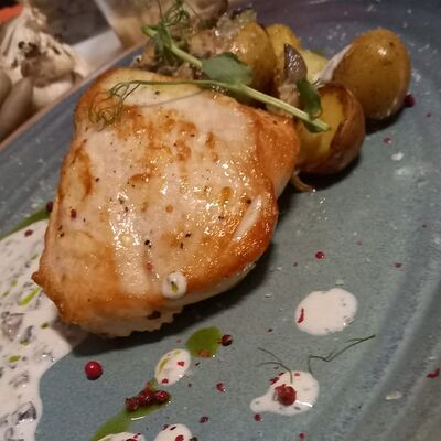 Куриная грудка с мини-картофелем и вешенками в Ламаро по цене 720 ₽