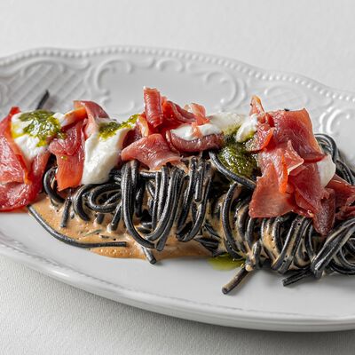 Спагетти неро с копченой уткой, страчателлой и соусом сливочным демиглас в Карин по цене 820 ₽