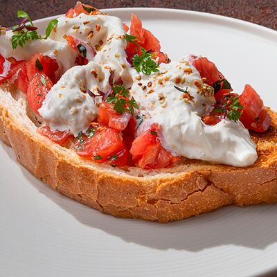 Брускетта с томатами и страчателлой в UMI Asian kitchen & bar по цене 690 ₽