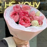 Букет из клубники в шоколаде и цветов 