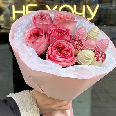 Букет из клубники в шоколаде и цветов 