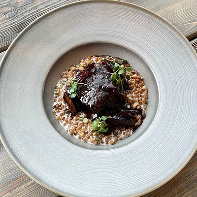 Говяжьи щечки с ризотто из пшеницы и кедрового ореха в Веранда по цене 1390 ₽