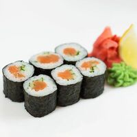Ролл с лососем и огурцом в Нами