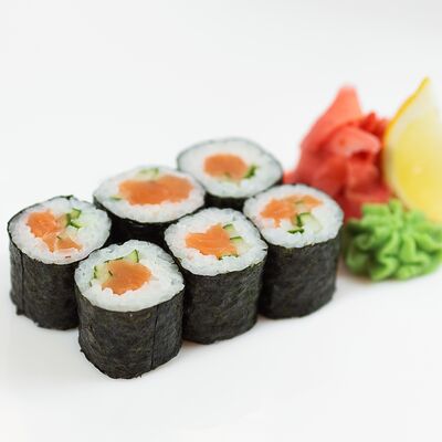Ролл с лососем и огурцом в Нами по цене 620 ₽