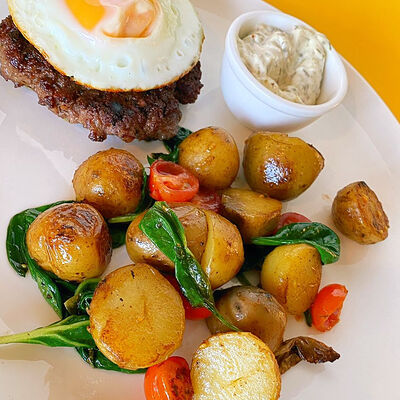 Бифштекс с глазуньей в Тревеллерс кофе по цене 679 ₽