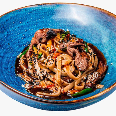 Лапша удон с ростбифом в Фёст по цене 390 ₽