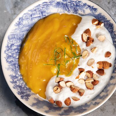 Рисовая каша с манго и кокосовым муссом в ЗоЗо по цене 355 ₽