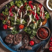 Теплый салат с говяжьей вырезкой в BBQ Night