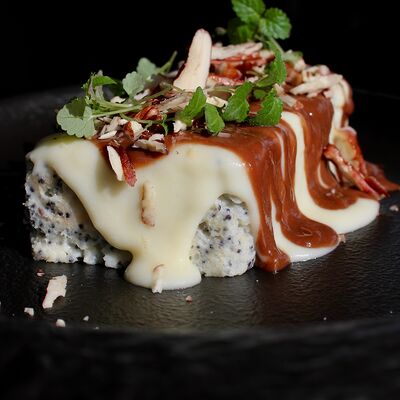 Сногсшибательный маковый кекс с шоколадным соусом и пеканом в Хюгге Сырный ресторан по цене 490 ₽