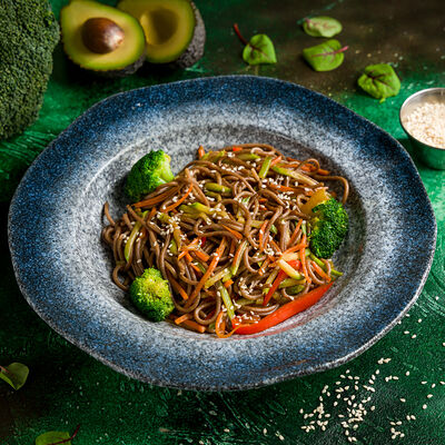Гречневая лапша в кунжутном соусе в Авокадо по цене 655 ₽