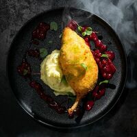 Котлета по-киевски с картофельным пюре и брусничным соусом в Hookah Box