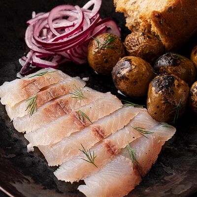 Муксун слабой соли с рыжиковым маслом и опаленным картофелем в Осип Терлеев по цене 890 ₽