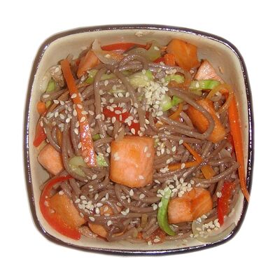 Соба с лососем в Sushiwoker по цене 580 ₽